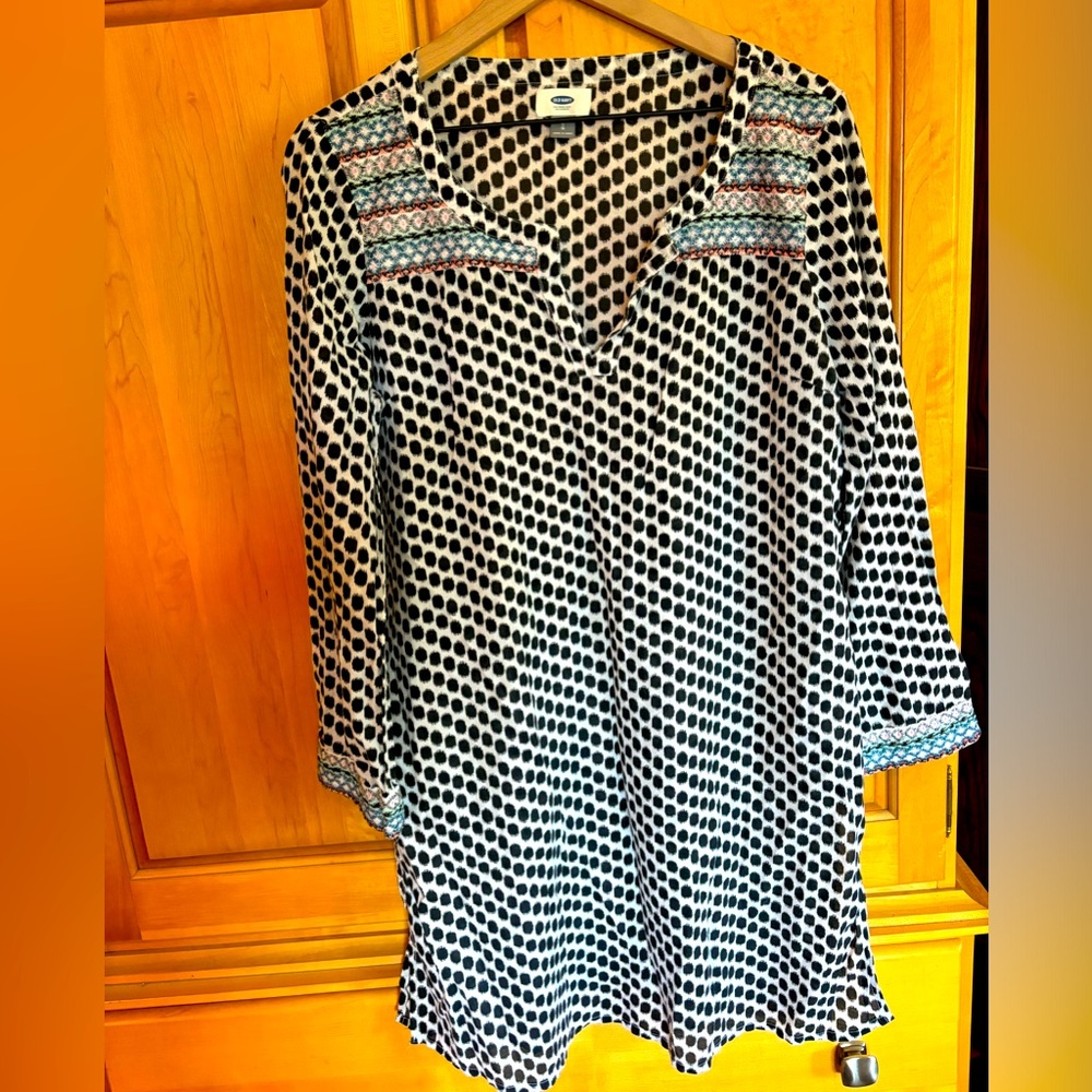 Old Navy women’s black and white embroidered swimsuit coverup